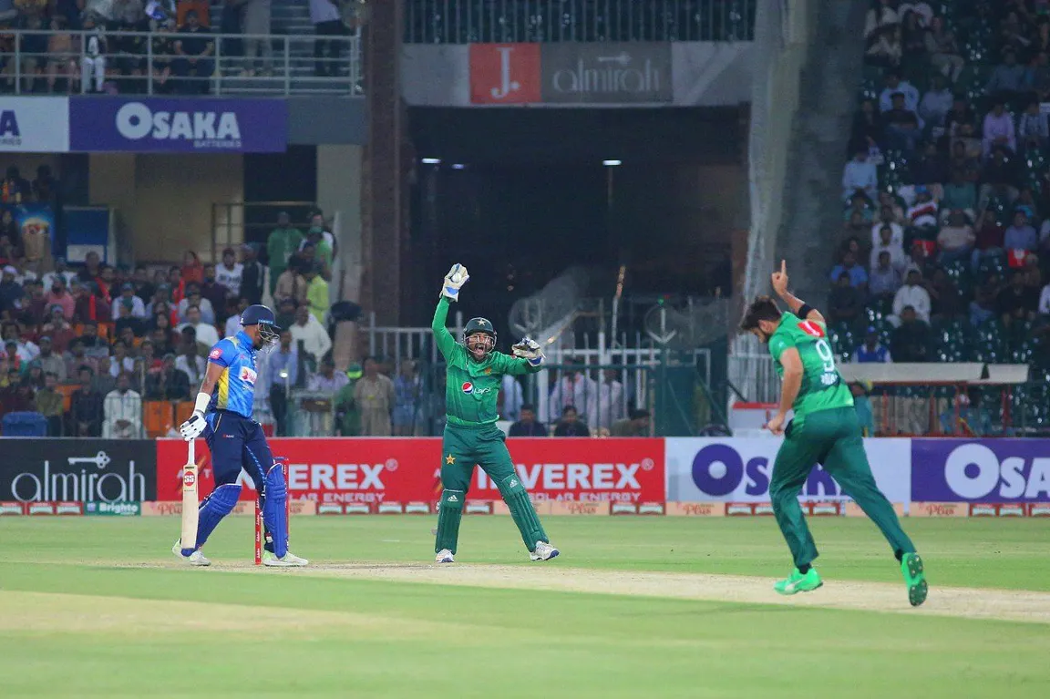 Experience the Thrilling India-Pakistan Cricket Match Live: Watch Online with Ekbet!